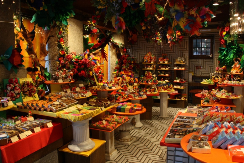 vitrine-AIGLUN-min_candy_store_chocolate_shop_chocolate_switzerland-393515