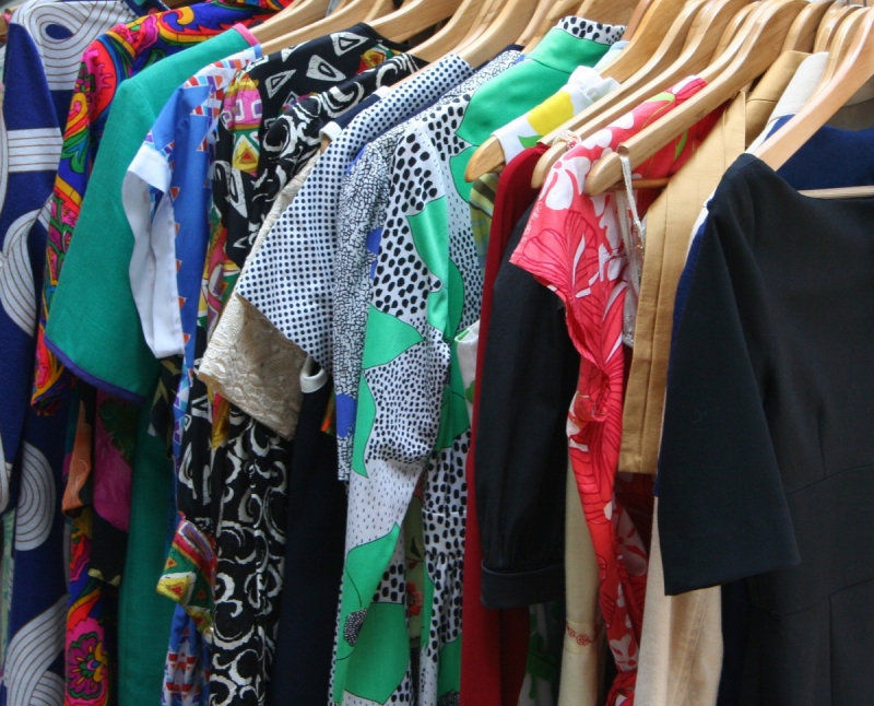 vitrine-AIGLUN-min_dresses_apparel_clothing_clothes_clothes_hangers_wooden_hangers_retail_shop_closet-1149845