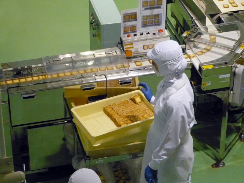 vitrine-AIGLUN-min_japan_sapporo_chocolate_factory_label_packaging_cookie_machine_operator-961505