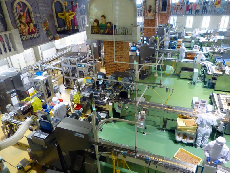 vitrine-AIGLUN-min_japan_sapporo_chocolate_factory_label_packaging_cookie_machine_operators-961509