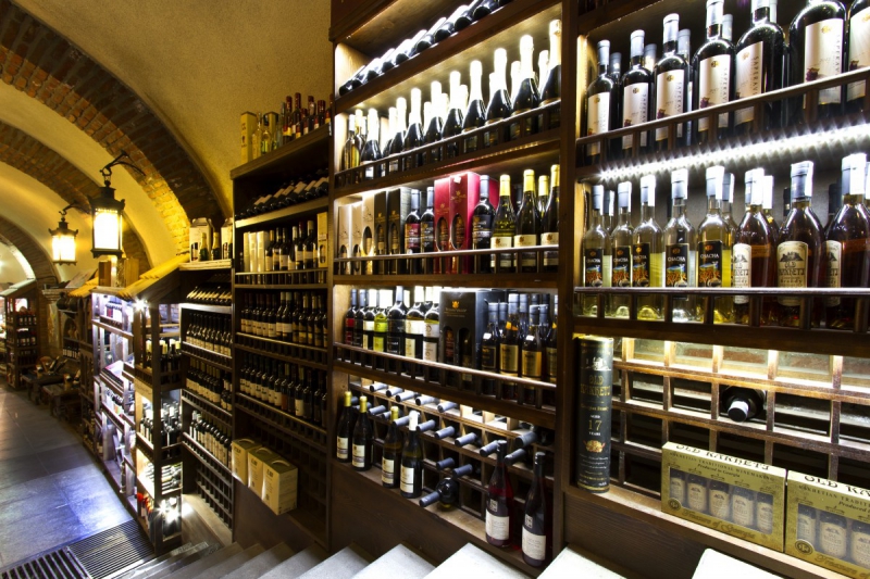 vitrine-AIGLUN-min_world_street_travel_shop_canon_georgia_wine_bottles-429767